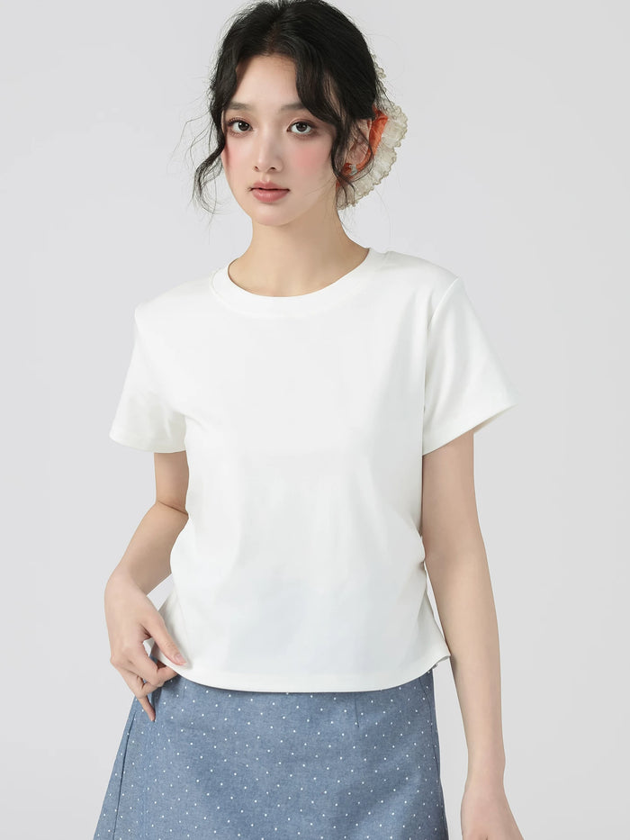 ホワイトのサイドシャーリング半袖Tシャツ 着用