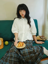 ホワイトのパフスリーブシャツ 着用 クロワッサンを持って