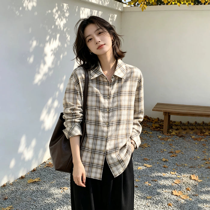 ライトブラウンのチェック柄シャツ 着用 全身