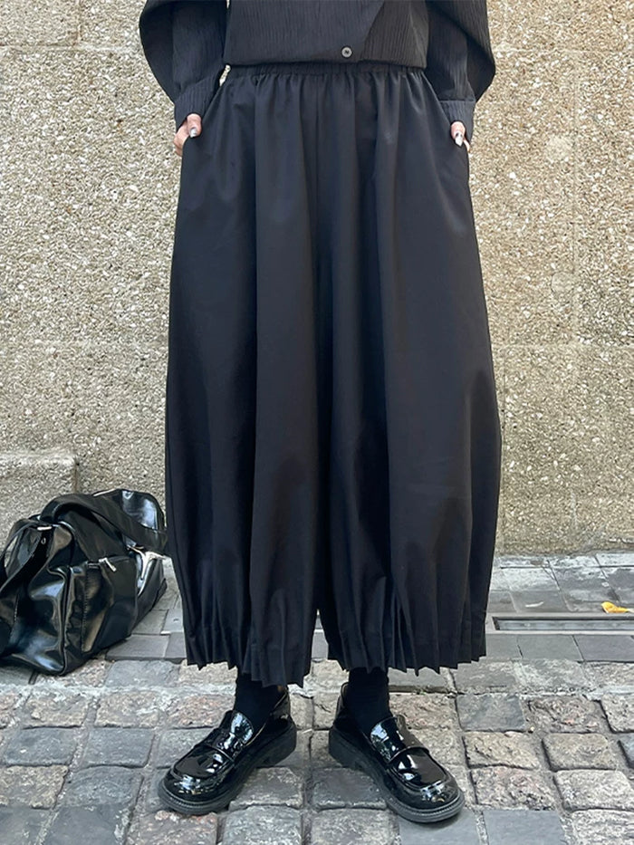 ブラックの裾ギャザー ワイドパンツ 着用 腰から下のアップ