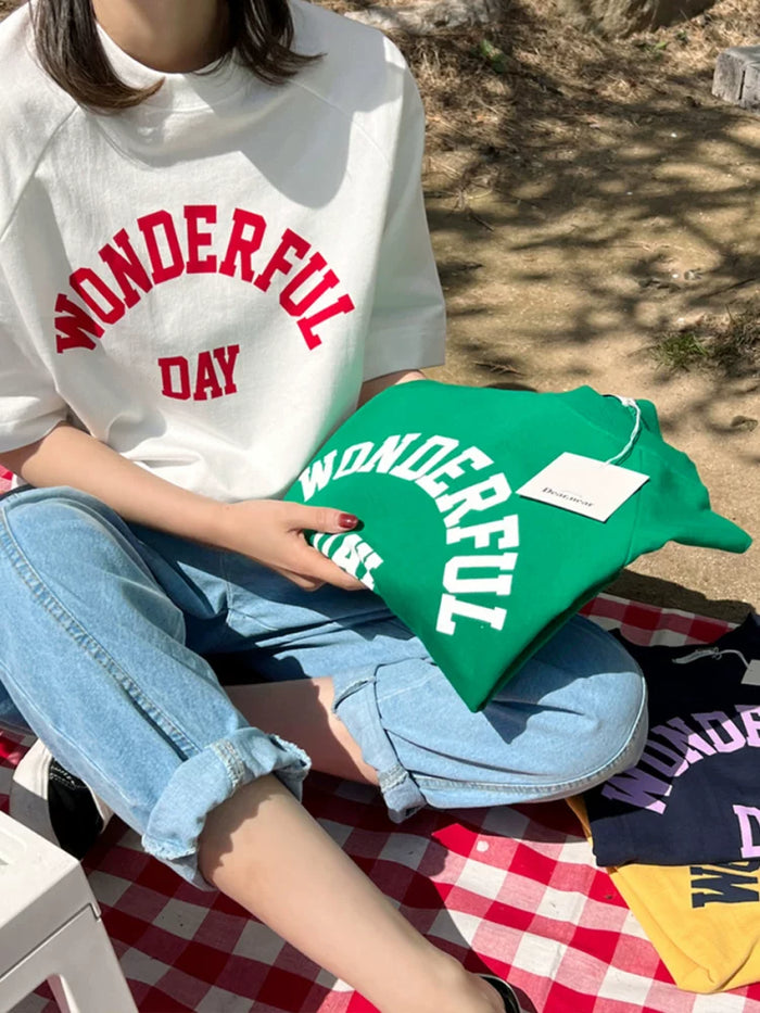 ホワイトのWONDERFUL DAYロゴ半袖Tシャツ 胸元アップ