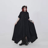黒の解体シャツワンピース 着用 正面（裾を持った着こなし）