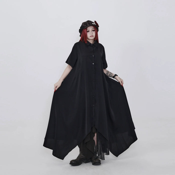 黒の解体シャツワンピース 着用 正面（裾を持った着こなし）