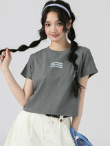 胸元に英字ロゴの入った正肩 半袖Tシャツ ヘザーグレー 着用