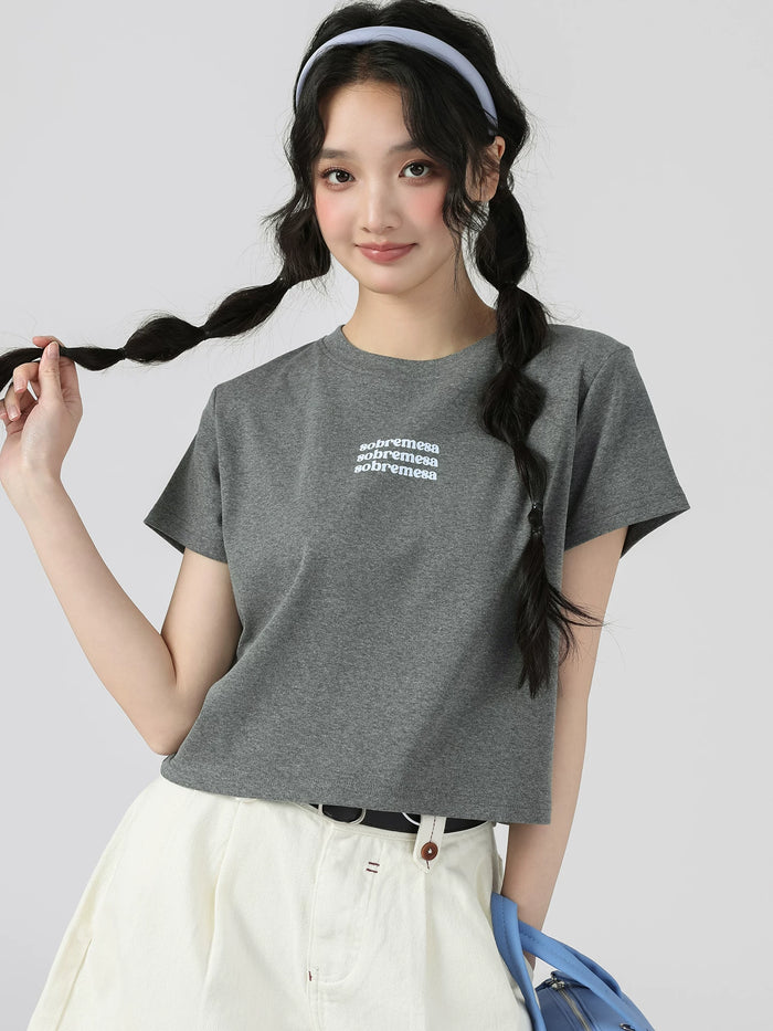 胸元に英字ロゴの入った正肩 半袖Tシャツ ヘザーグレー 着用