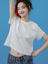 ホワイトのショート丈 半袖Tシャツ 着用