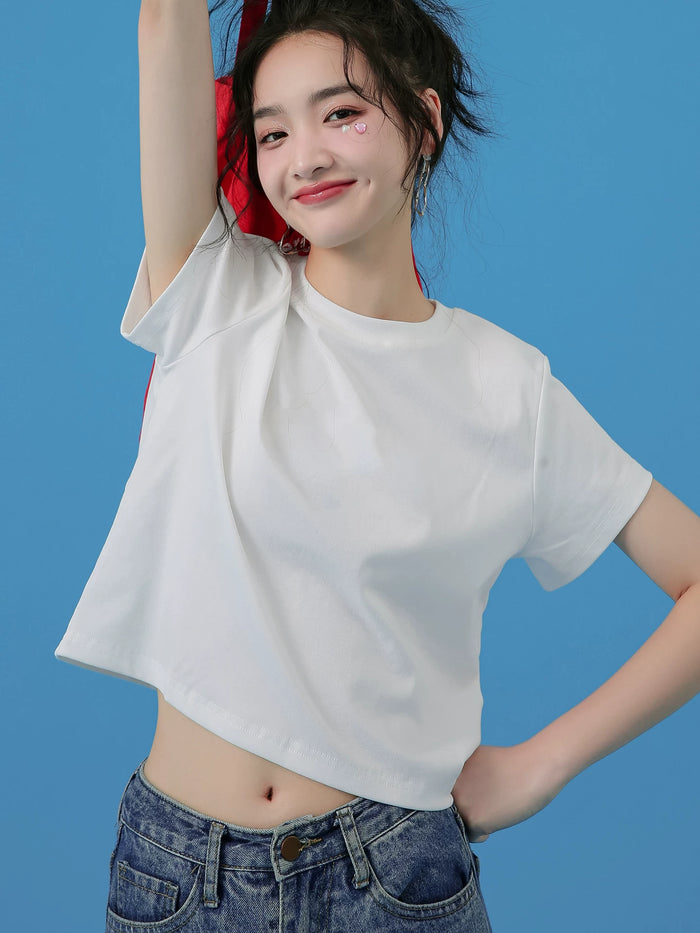 ホワイトのショート丈 半袖Tシャツ 着用