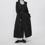 黒のジャカードロングワンピース 着用 正面 裾をつまんだポーズ