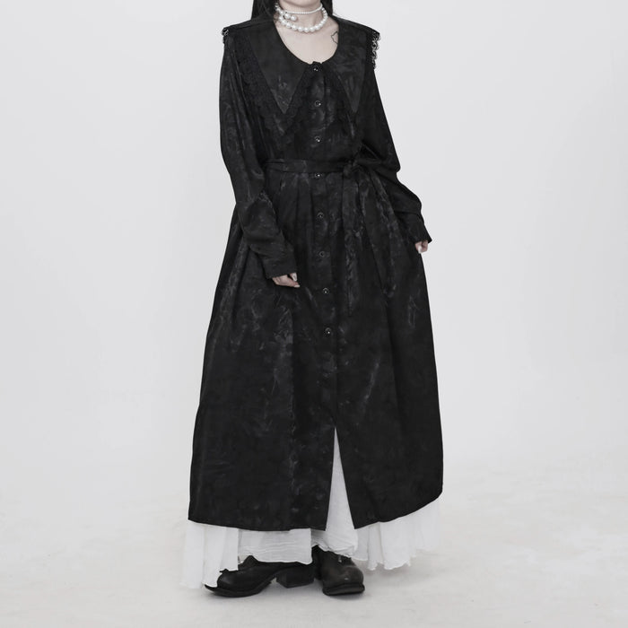 黒のジャカードロングワンピース 着用 正面 裾をつまんだポーズ