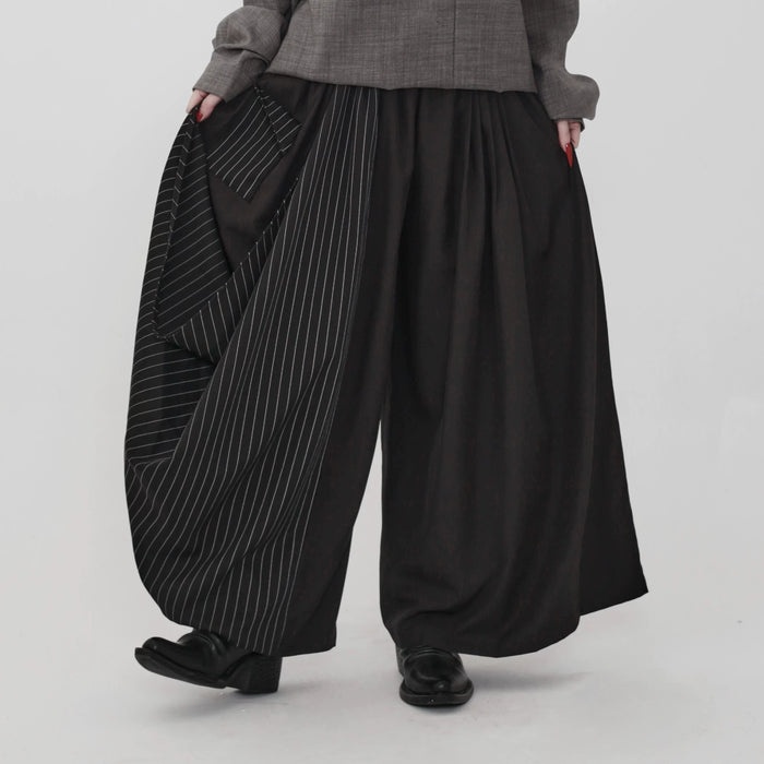 黒×ストライプのスカートパンツ 着用 正面