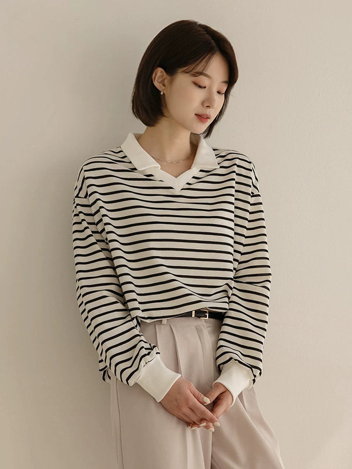 ブラック×クリームのボーダー長袖Tシャツ 着用 壁にもたれて