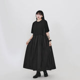 フェイクレイヤードのロングワンピース 着用 スカートをつまむポーズ