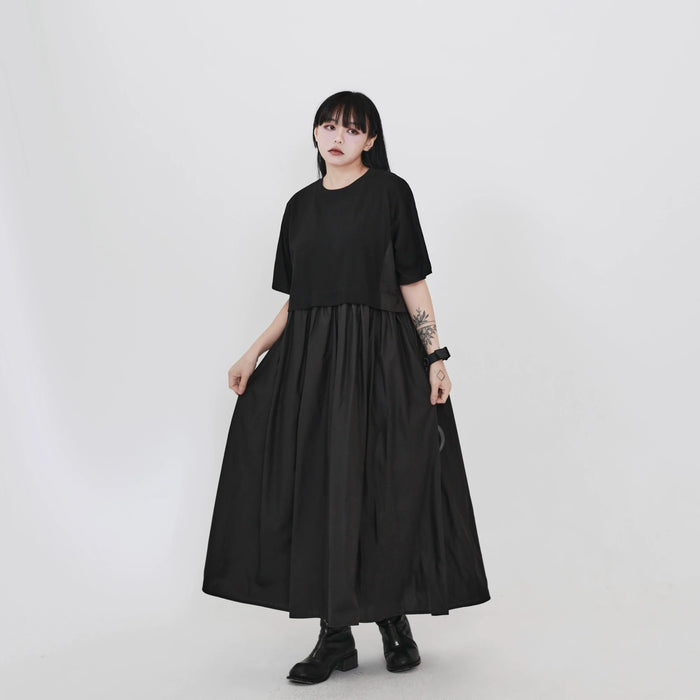 フェイクレイヤードのロングワンピース 着用 スカートをつまむポーズ