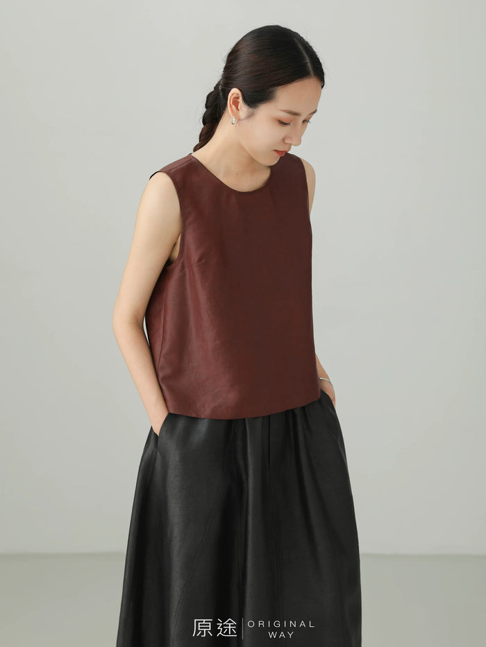 檀紅のノースリーブトップス 着用 うつむき