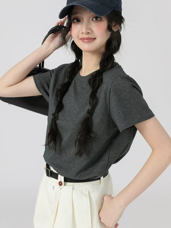 ダークグレーの無地 正肩 半袖Tシャツ 着用