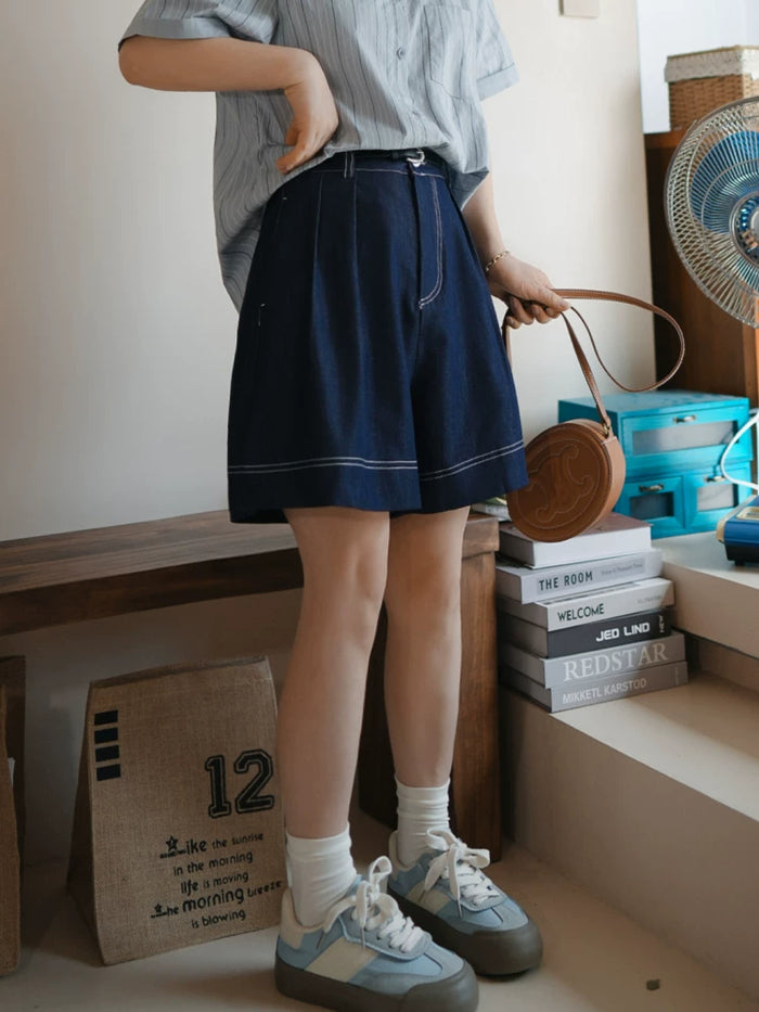 ダークブルーのデニムハーフパンツ 着用 スニーカーを合わせて