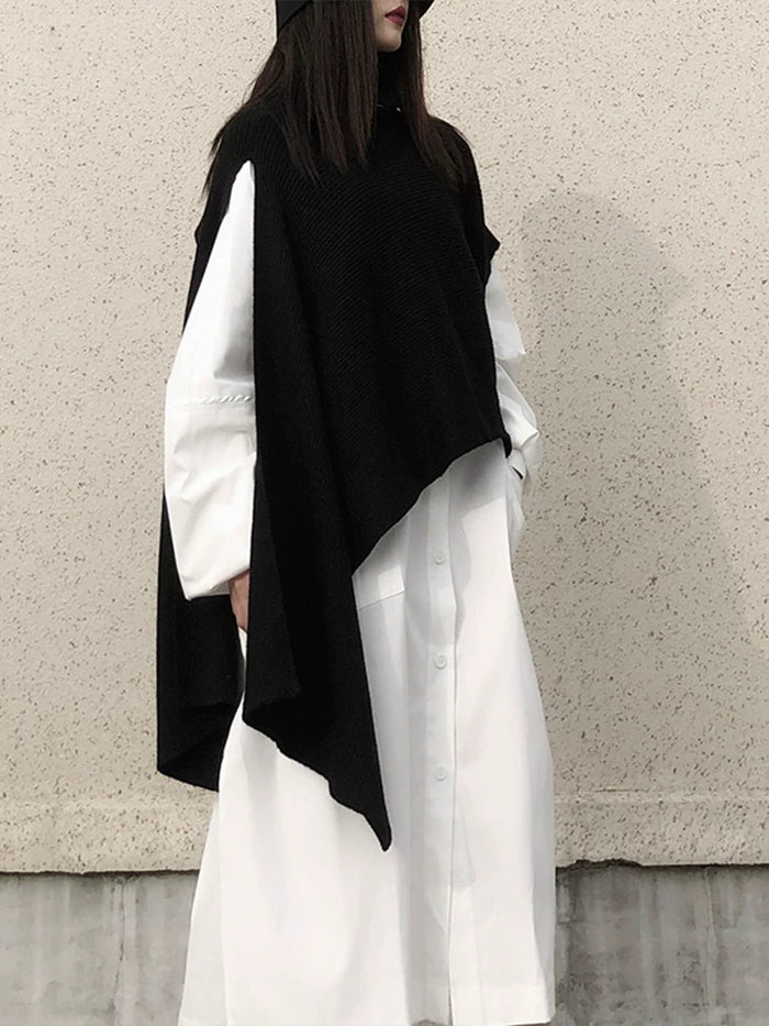 ブラックのタートルネック ケープニット 着用 縦に着た姿