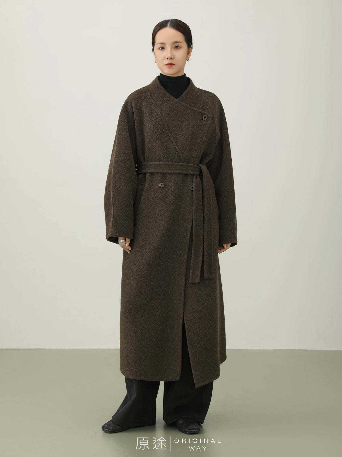 ココアブラウンのVネック ベルト付きロングコート 正面