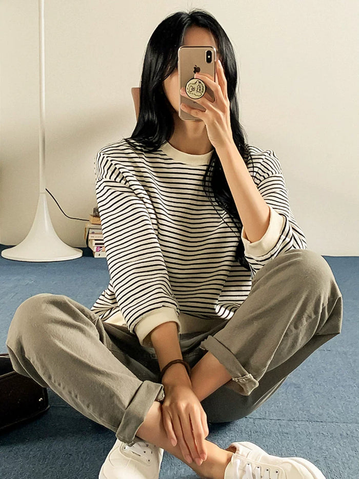 ボーダー中袖Tシャツ ブラック×ホワイト 着用 床に座って（販売外カラー）