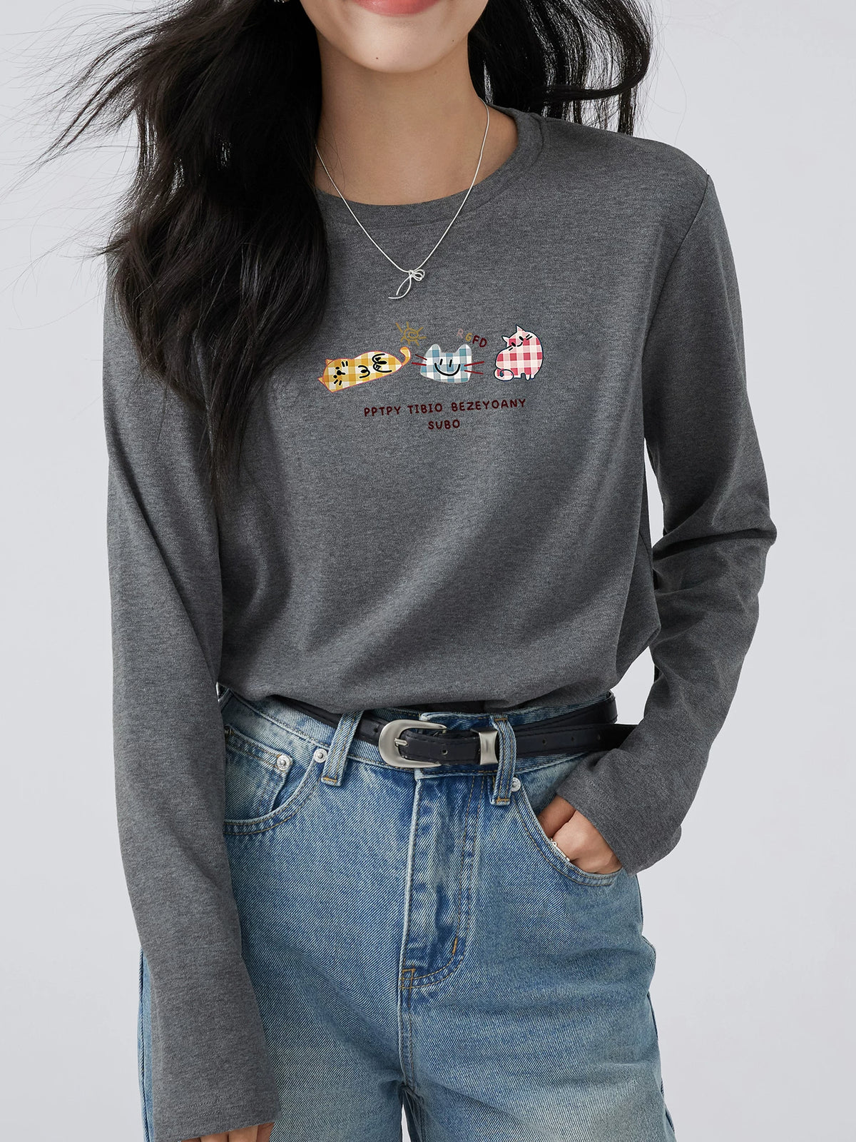 ヘザーグレーのプリント入り長袖Tシャツ 正面