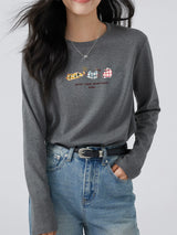 ヘザーグレーのプリント入り長袖Tシャツ 正面