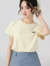 クリームイエローのワンポイント刺繍 半袖Tシャツ 着用