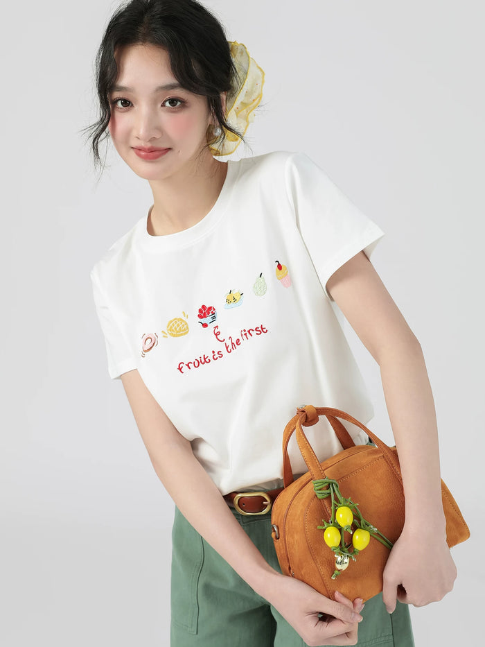 ホワイトのフルーツ刺繍 半袖Tシャツ 着用