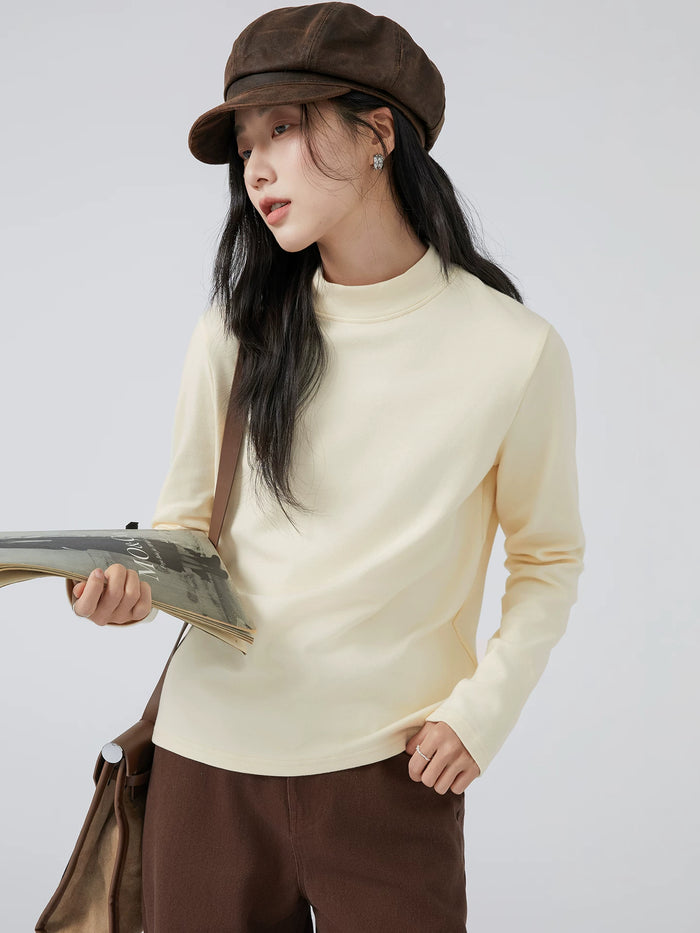 モックネック 長袖Tシャツ クリームイエロー 着用