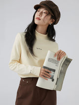 ベージュのハイネック長袖Tシャツ 着用