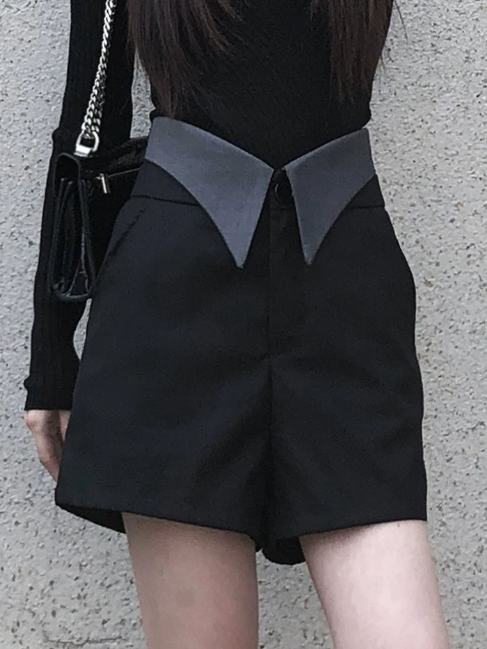 ブラックのハイウエスト ショートパンツ 着用 ウエストのアップ