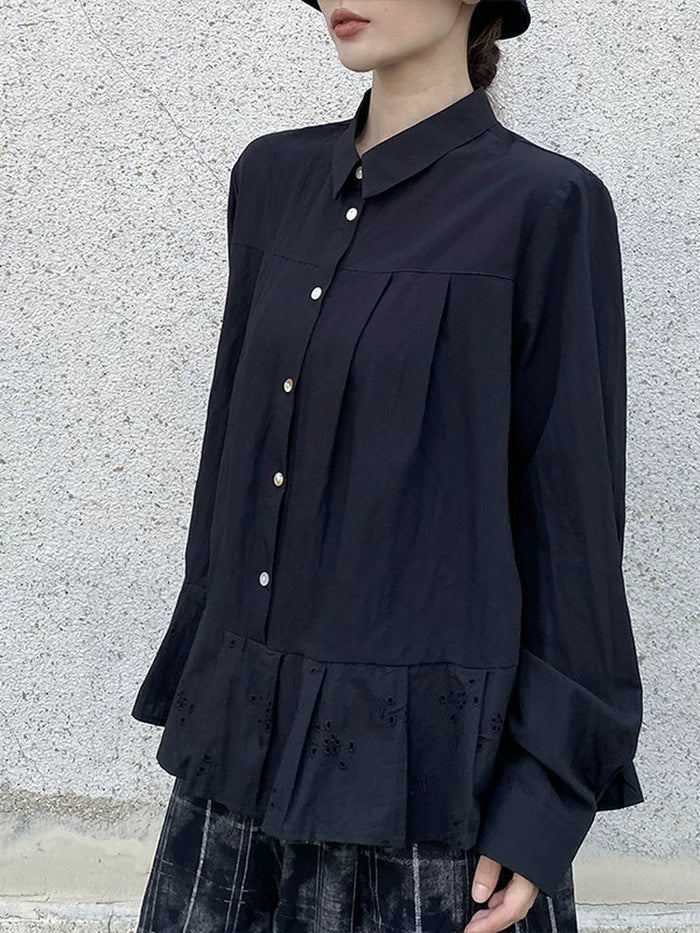 ブラックのプリーツ切り替え長袖シャツ 着用 斜め