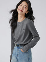 ダークグレーのワッペン付き 長袖Tシャツ 着用 デニムを合わせた全身