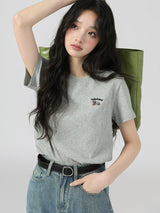 ヒースグレーのワンポイント刺繍 半袖Tシャツ 着用