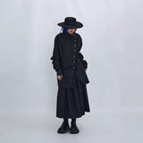 ブラックのフリルロングシャツ 着用 正面 ハットをかぶって