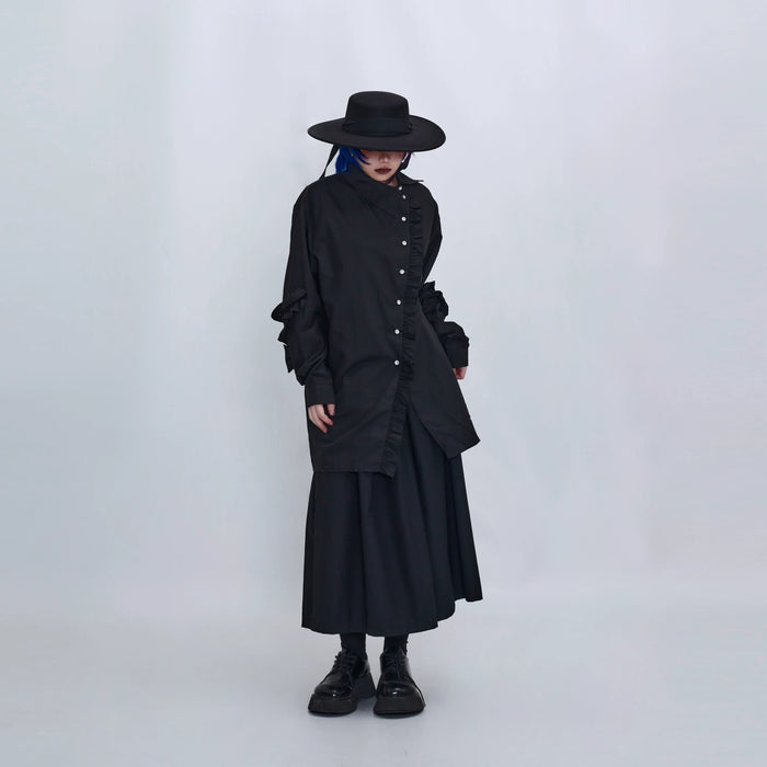 ブラックのフリルロングシャツ 着用 正面 ハットをかぶって