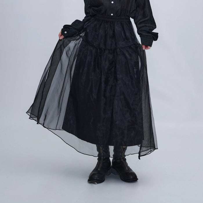 黒チュールのミディスカート 着用 裾を持つポーズ