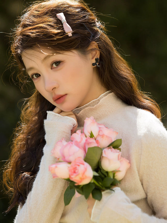 ミルクミストのハーフネックニット 着用 ばらの花束を持って