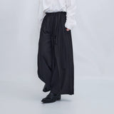 ブラックのスカート風ワイドパンツ 着用 ウエストのリボン
