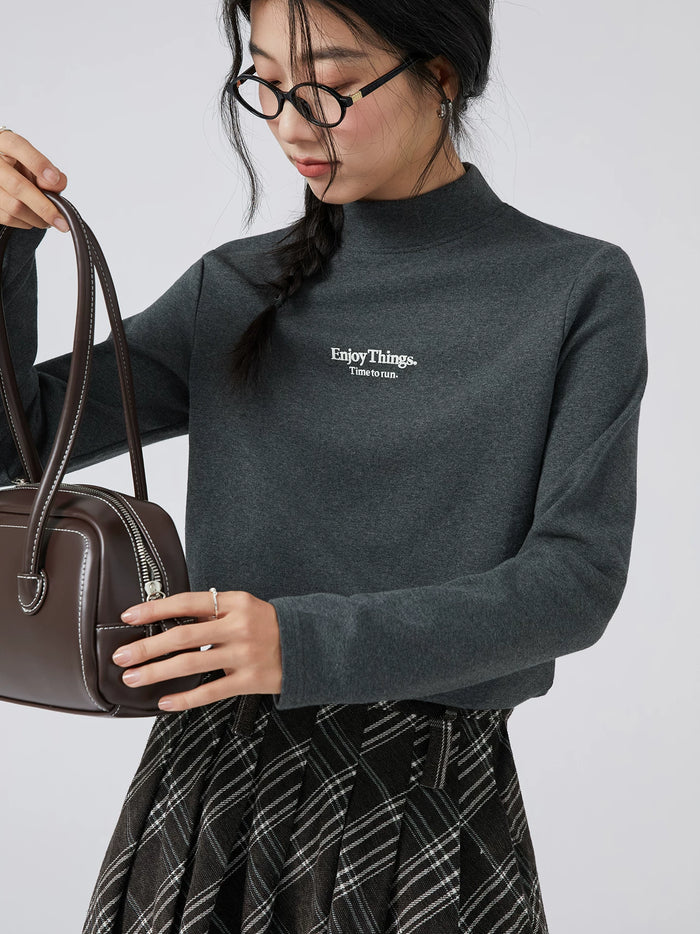 ダークグレーロゴ入りのモックネック 長袖Tシャツ 着用