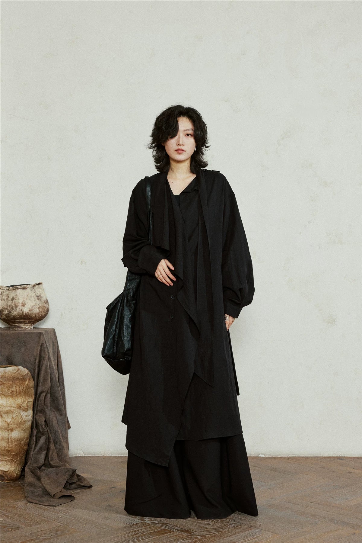 ブラックのドレープカラー ロングシャツ 着用 全身 正面 バッグ合わせ