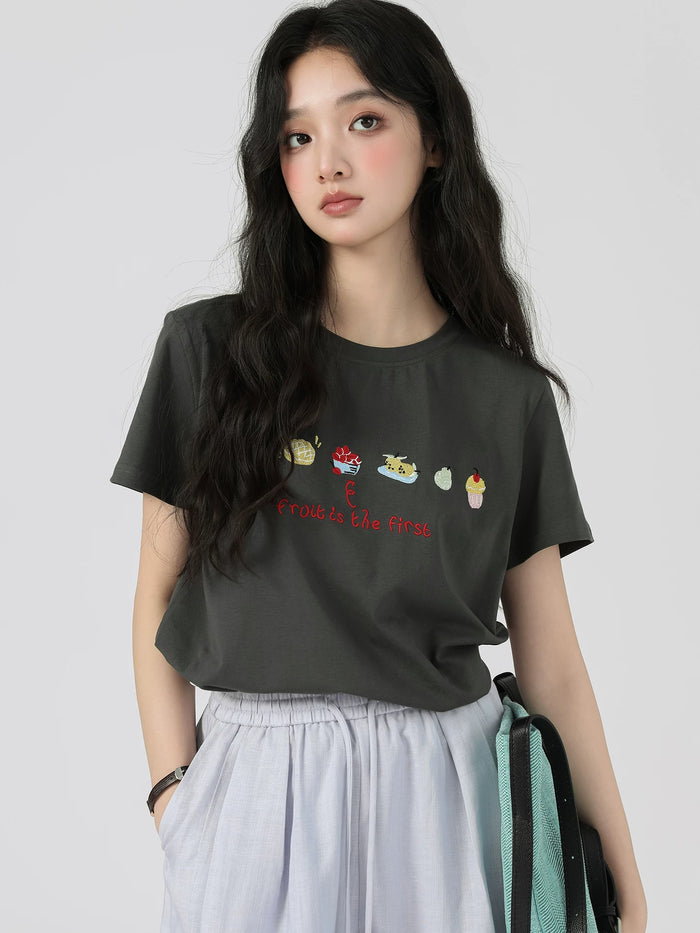 グレーのフルーツ刺繍 半袖Tシャツ 着用