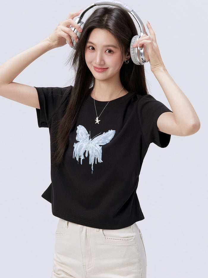 ブラックのバタフライプリント 半袖Tシャツ 着用