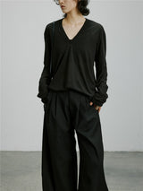 ブラックのVネック長袖Tシャツ 着用 正面