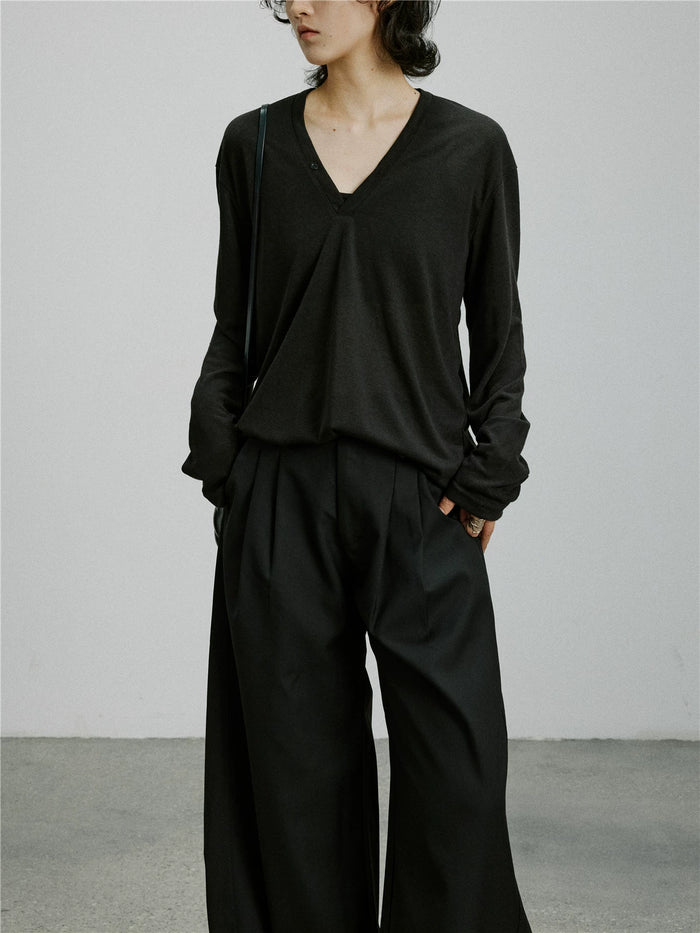 ブラックのVネック長袖Tシャツ 着用 正面
