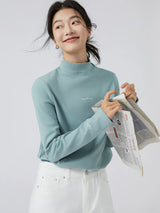 グレーグリーンのハイネック長袖Tシャツ 着用