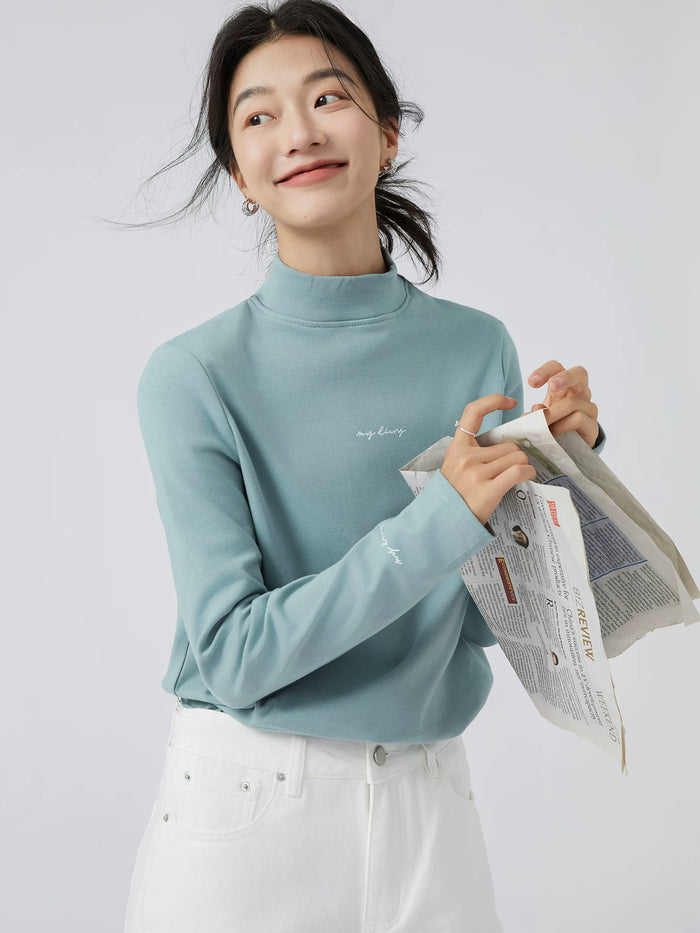 グレーグリーンのハイネック長袖Tシャツ 着用