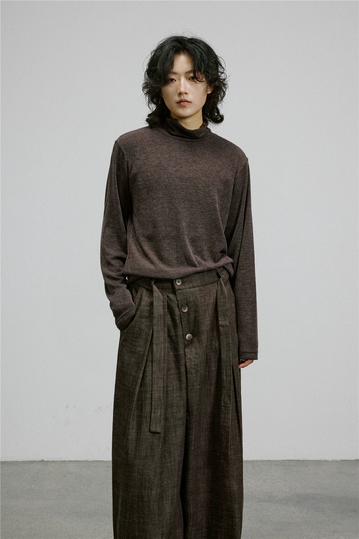 レッドブラウンのハイネック長袖Tシャツ 着用 正面