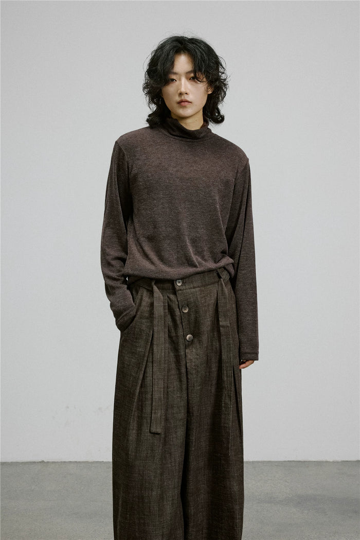 レッドブラウンのハイネック長袖Tシャツ 着用 正面