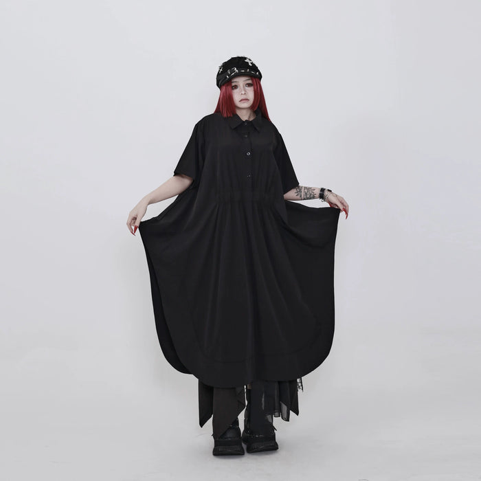 黒のシャツ襟ワンピース 着用 正面 裾を広げたところ