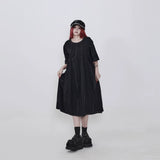 黒のステッチワンピース 着用 正面